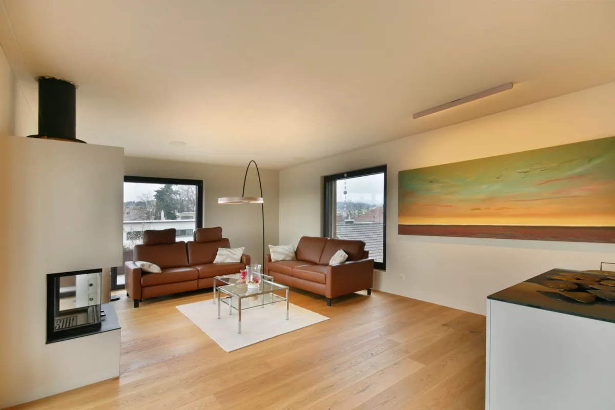 Wohnzimmer mit Eichenparkett, Mito largo Bogenleuchte und Mito alto side für die Bildbeleuchtung